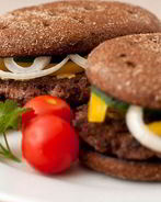 Гамбургер с ржаным хлебом и говяжьей котлетой