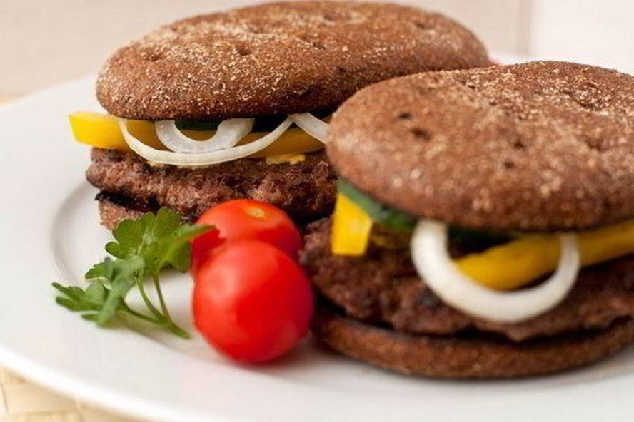 Рецепт гамбургера с ржаным хлебом и говяжьей котлетой
