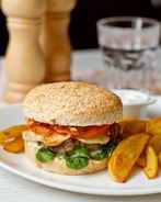 Гамбургеры с плавленным сулугуни и хрустящим луком