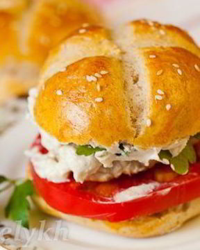 Куриный бургер с булочками из трех видов муки