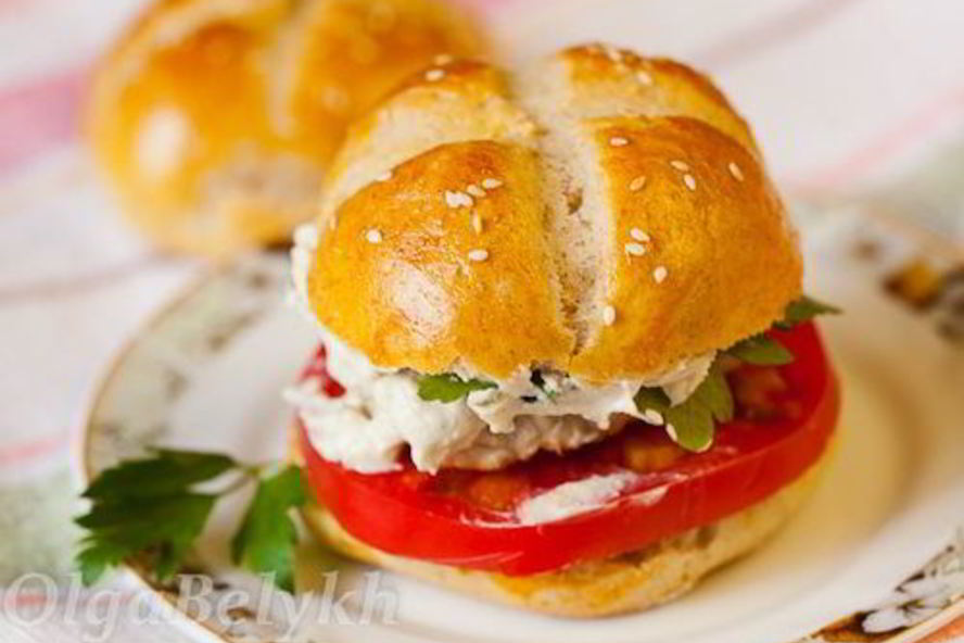Рецепт куриного бургера с булочками из трех видов муки