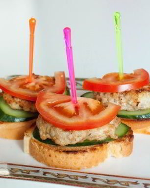 Мини-бургеры из курицы с соусом айоли