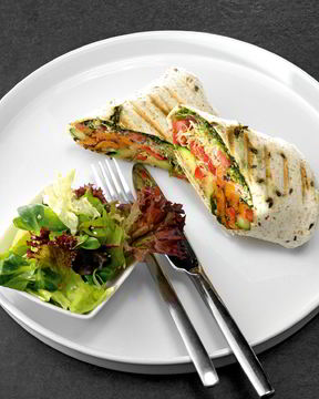 Буррито с жареными овощами и песто