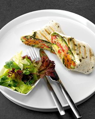 Буррито с жареными овощами и песто