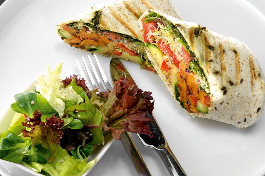 Рецепт буррито с жареными овощами и песто