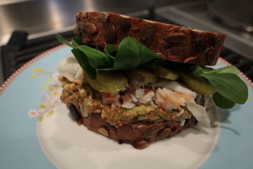 Рецепт бутерброда с крабами и авокадо