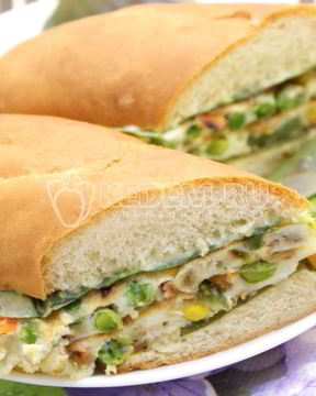 Бутерброд с овощами и омлетом