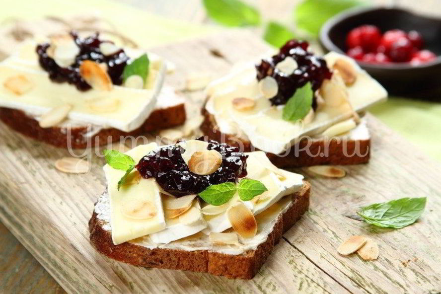 Рецепт бутерброда с сыром камамбер и клюквенным вареньем