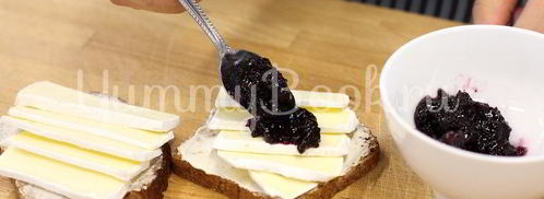 бутерброд с сыром камамбер и клюквенным вареньем. Шаг 3