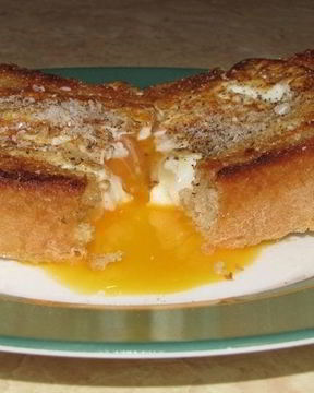 Бутерброд с яйцом на сковороде
