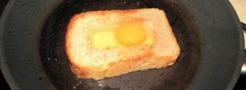 бутерброд с яйцом на сковороде. Шаг 4