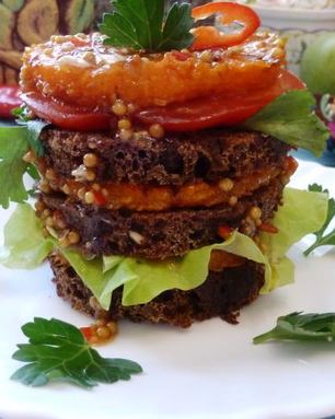 Бутерброд со стейком из тыквы, ржаным хлебом и пикантным соусом