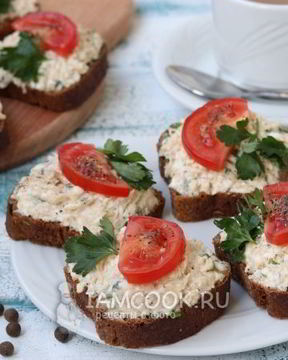 Бутерброды с икрой трески, плавленым сыром и помидорами