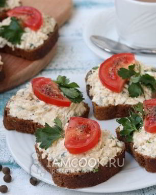 Бутерброды с икрой трески, плавленым сыром и помидорами
