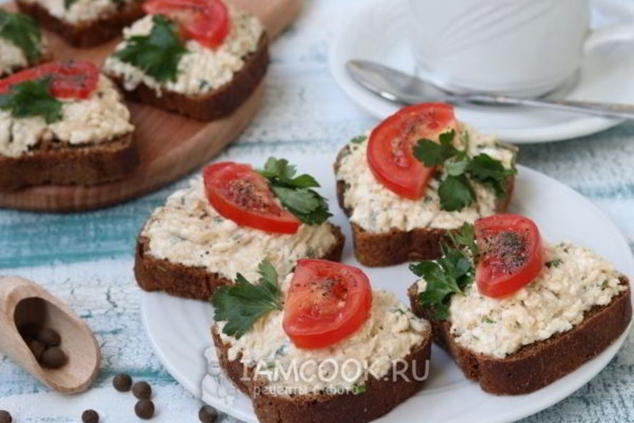 Рецепт бутербродов с икрой трески, плавленым сыром и помидорами