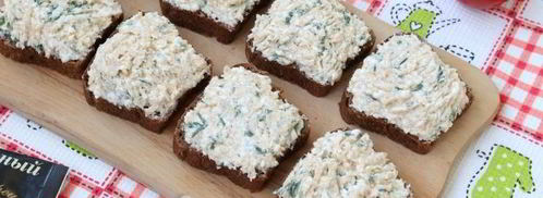 бутерброды с икрой трески, плавленым сыром и помидорами. Шаг 7