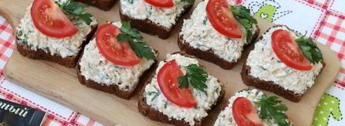 бутерброды с икрой трески, плавленым сыром и помидорами. Шаг 8