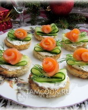 Бутерброды с огурцом и форелью