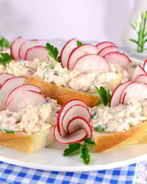 Бутерброды с пастой из редиса и плавленного сыра