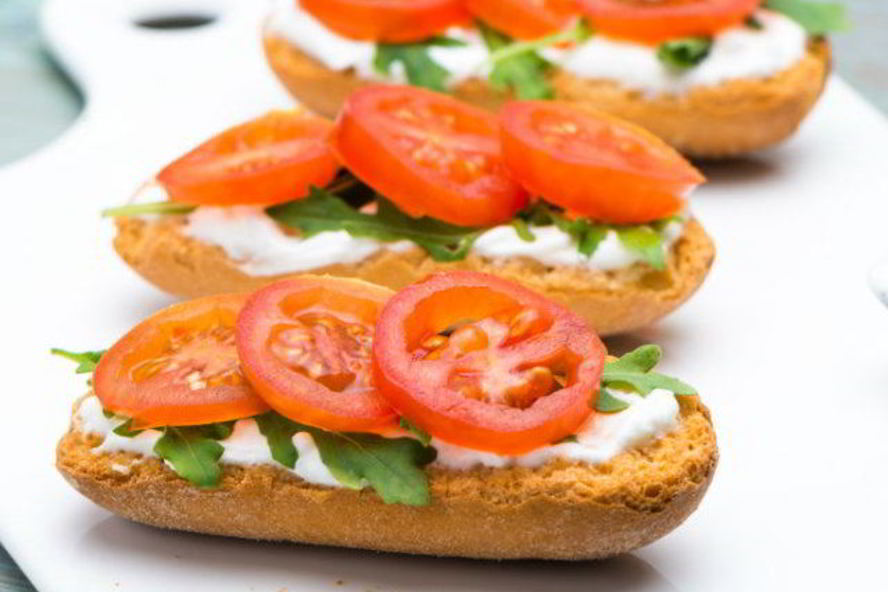 Рецепт бутербродов с помидорами и сыром