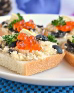 Бутерброды с сыром, оливками и красной икрой