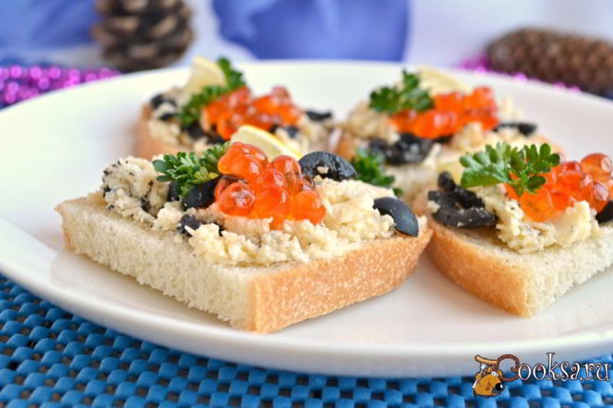 Рецепт бутербродов с сыром, оливками и красной икрой