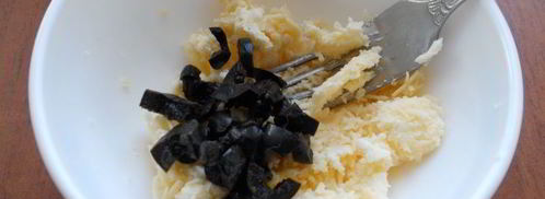 бутерброды с сыром, оливками и красной икрой. Шаг 4