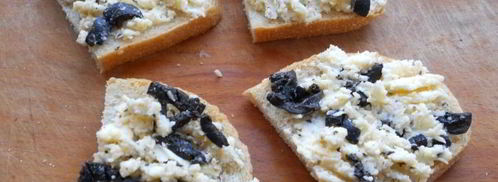 бутерброды с сыром, оливками и красной икрой. Шаг 5