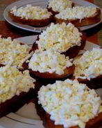 Бутерброды с яйцом и чесноком