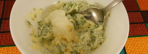 бутерброды с зеленым маслом и слабосоленой семгой. Шаг 3