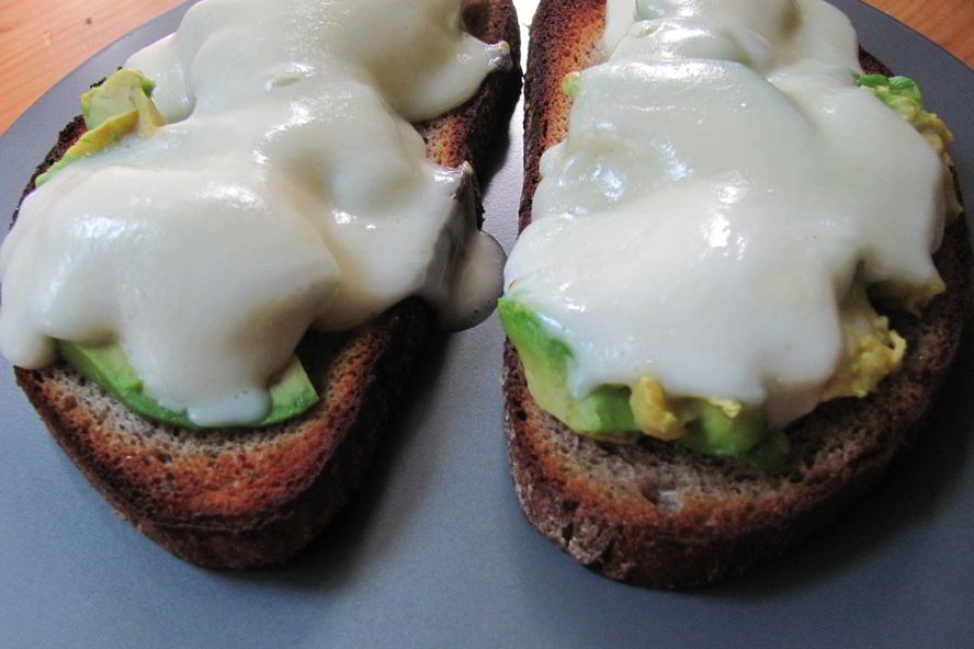 Рецепт горячих бутербродов с авокадо и моцареллой