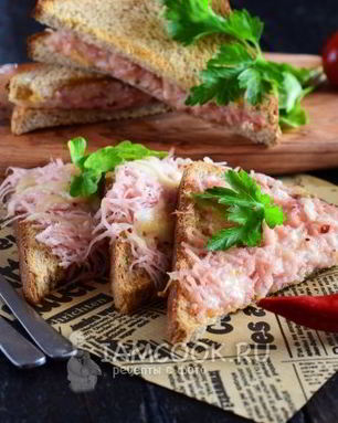 Горячие бутерброды с колбасой и сыром в духовке