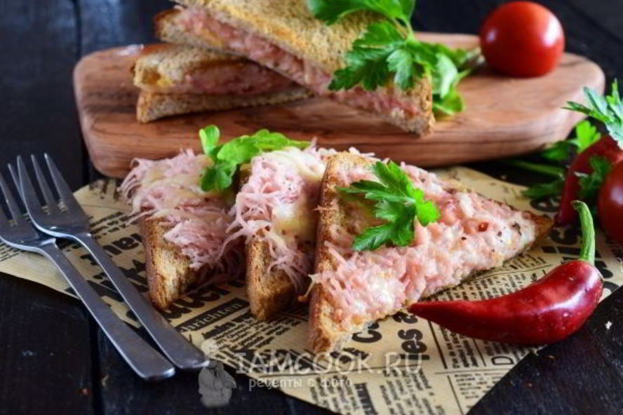 Рецепт горячих бутербродов с колбасой и сыром в духовке