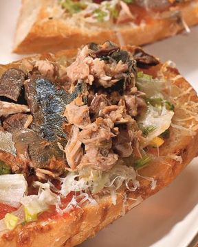 Горячие бутерброды с рыбными консервами