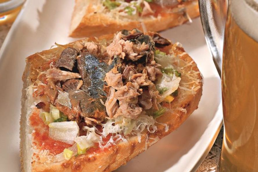 Рецепт горячих бутербродов с рыбными консервами