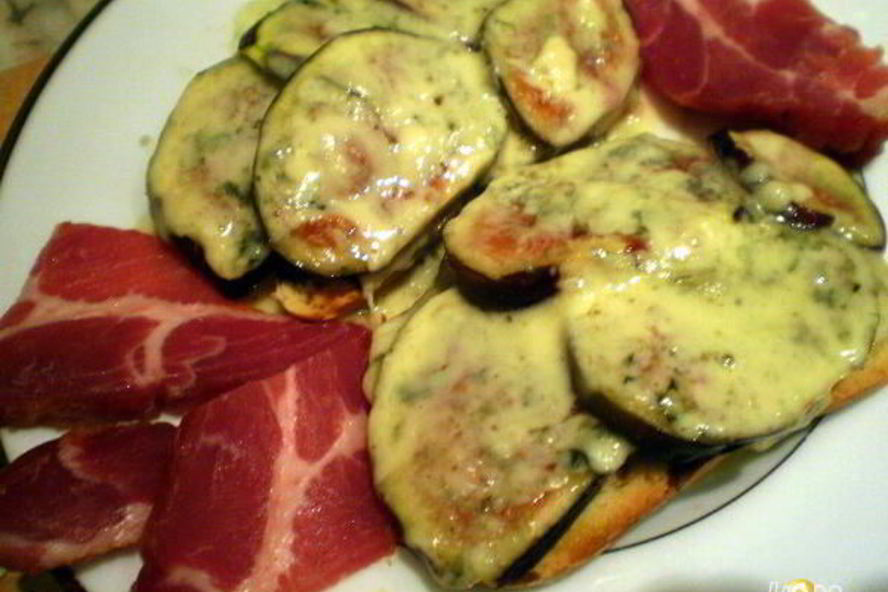 Рецепт горячего бутерброда с инжиром и сыром дорблю