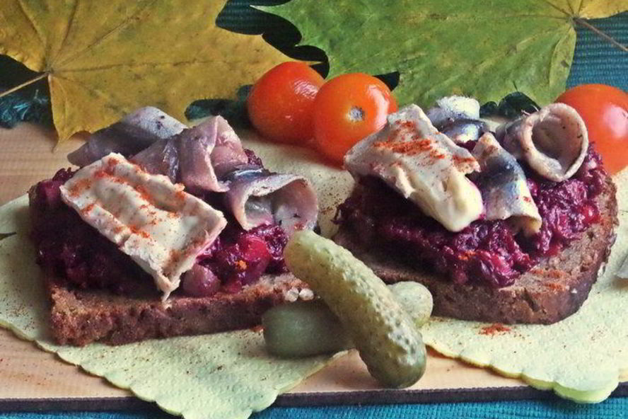 Рецепт открытого бутерброда с овощами и килькой