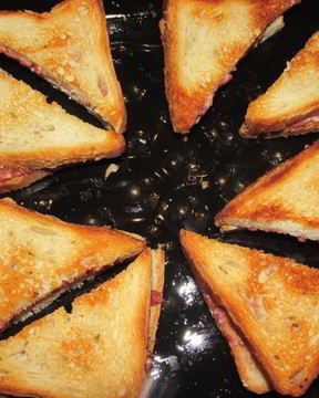 Закрытые бутерброды с сыром и колбасой