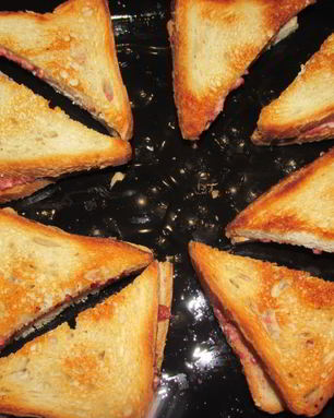 Закрытые бутерброды с сыром и колбасой