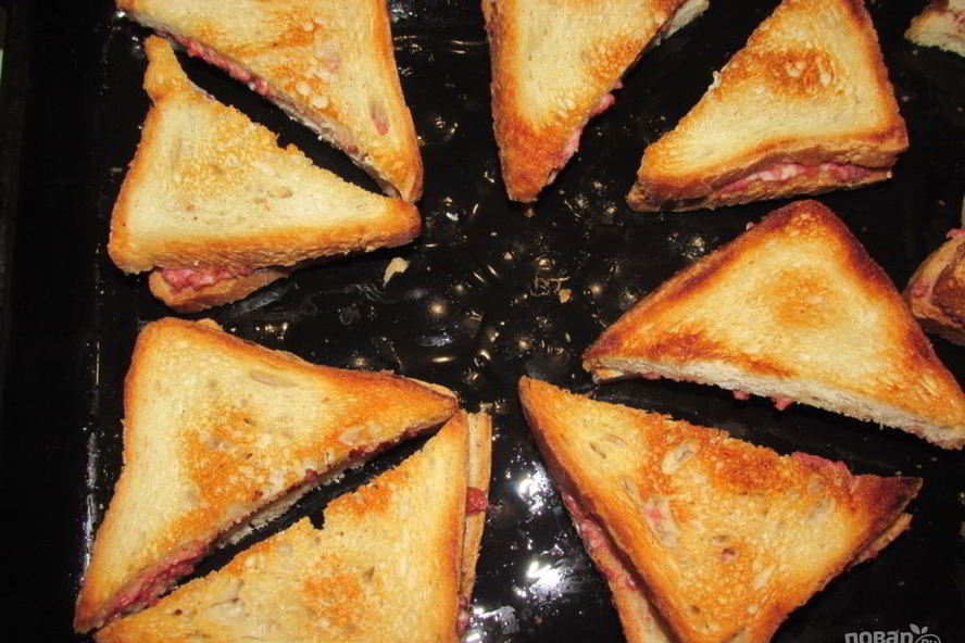 Рецепт закрытых бутербродов с сыром и колбасой