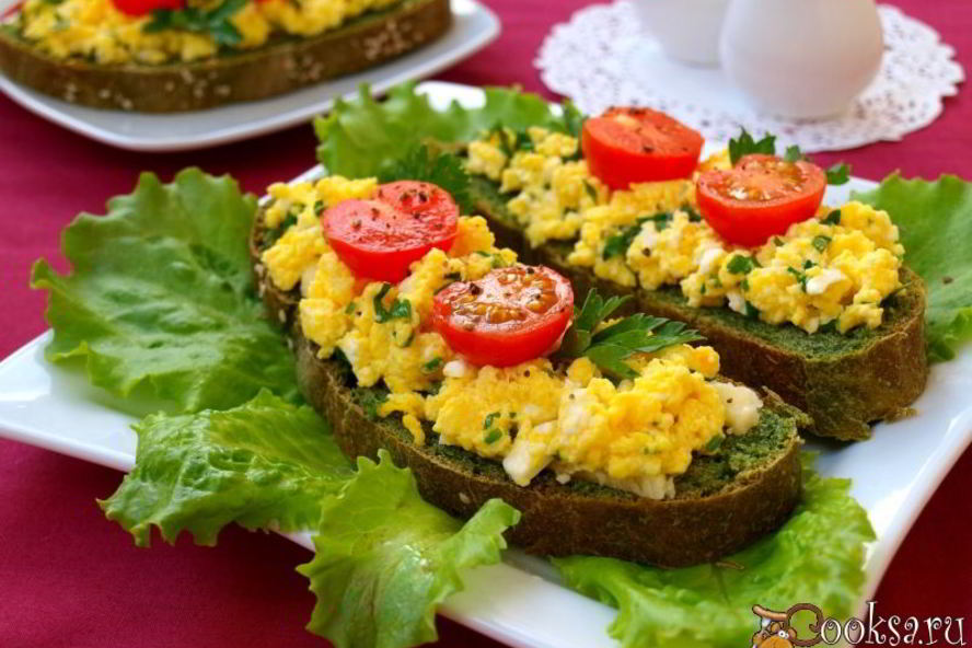 Рецепт зеленых бутербродов с омлетом и брынзой