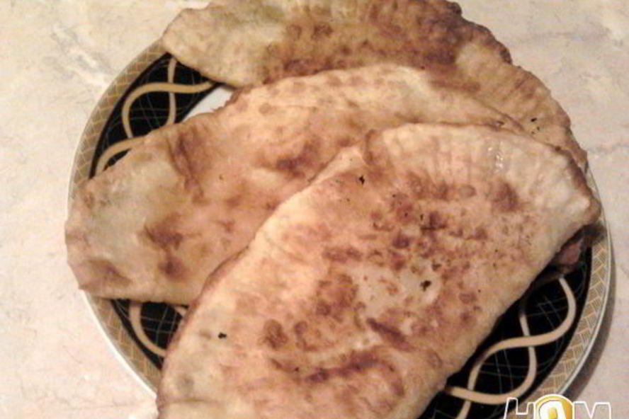 Рецепт чебуреков с мясом, сыром и помидорами