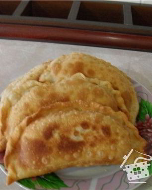 Чебуреки с помидорами и сыром