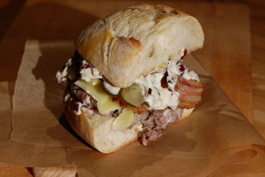 Рецепт чизбургера с беконом и дижонским соусом