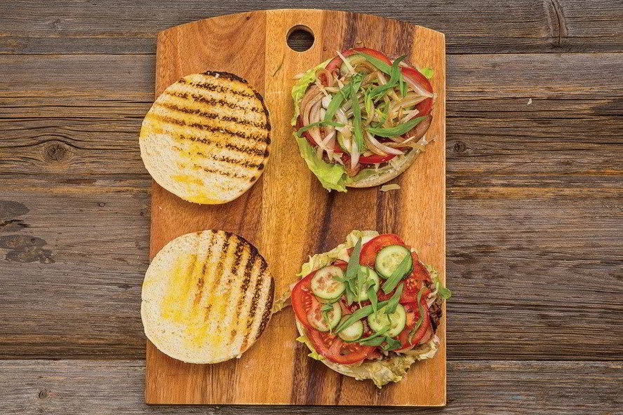 Рецепт чизбургера с говядиной коби и запеченным картофелем