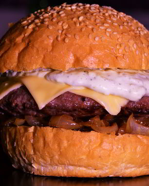 Чизбургер с карамелизованным луком с бальзамическим уксусом и соусом тар-тар