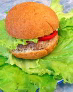 Чизбургер с котлетой и запеченными овощами