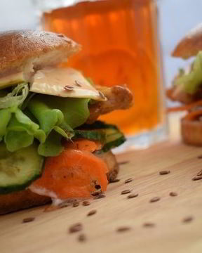 Чизбургер с курицей и домашней булочкой