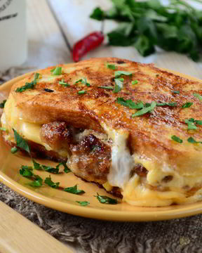 Чизбургер во французском тосте