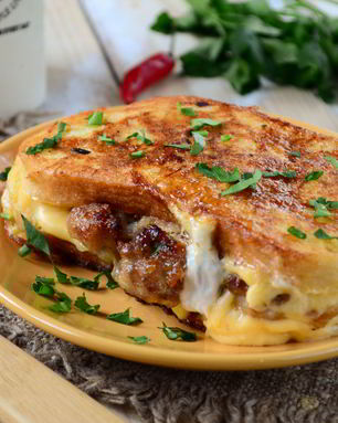 Чизбургер во французском тосте